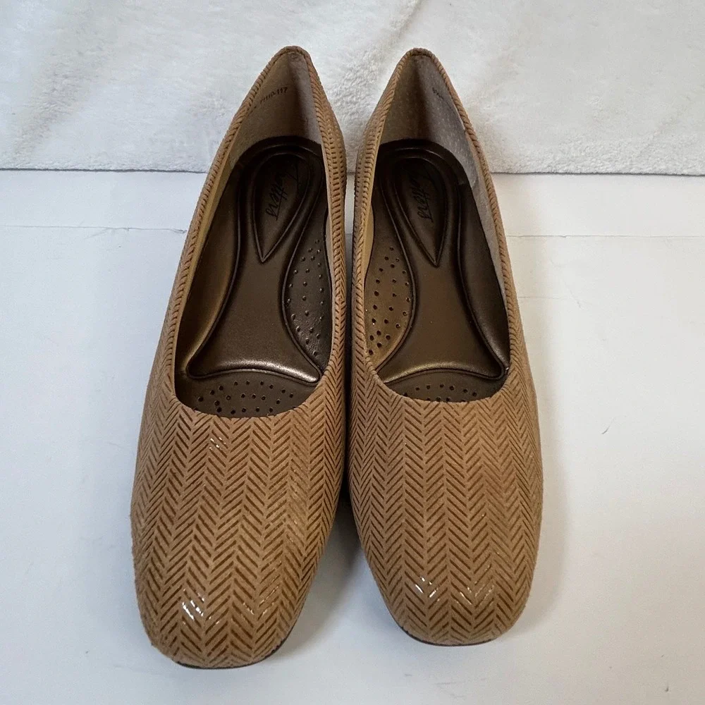 Trotters Lauren Taupe Suede Herringbone Wedge Pumps Womens 8.5 N